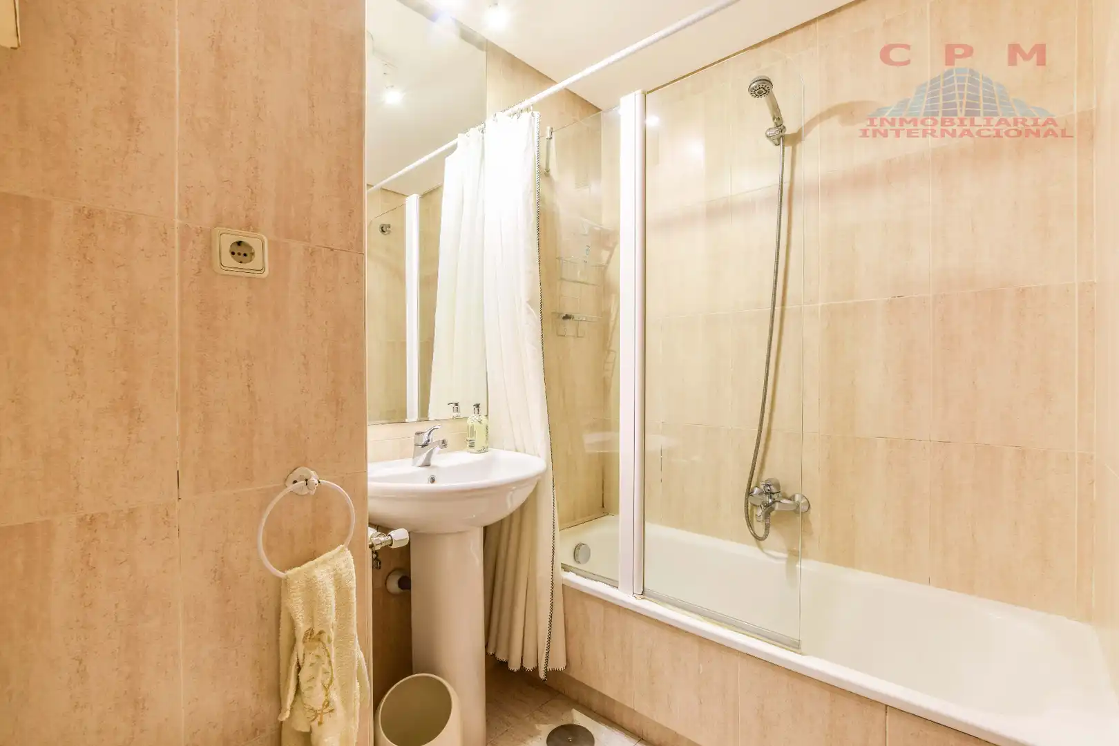 Badezimmer von Wohnung zur Miete in Madrid mit Klimaanlage, Heizung und Ofen