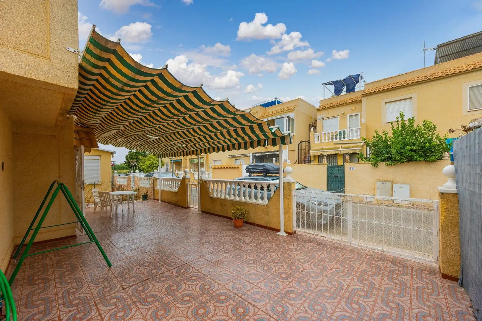 Vista exterior de Casa o xalet en venda en Torrevieja amb Aire condicionat, Jardí privat i Piscina