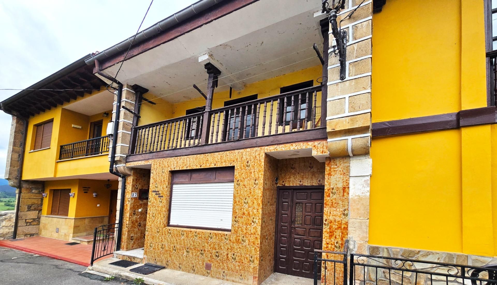 Vista exterior de Casa adosada en venda en Udías amb Calefacció, Traster i Balcó