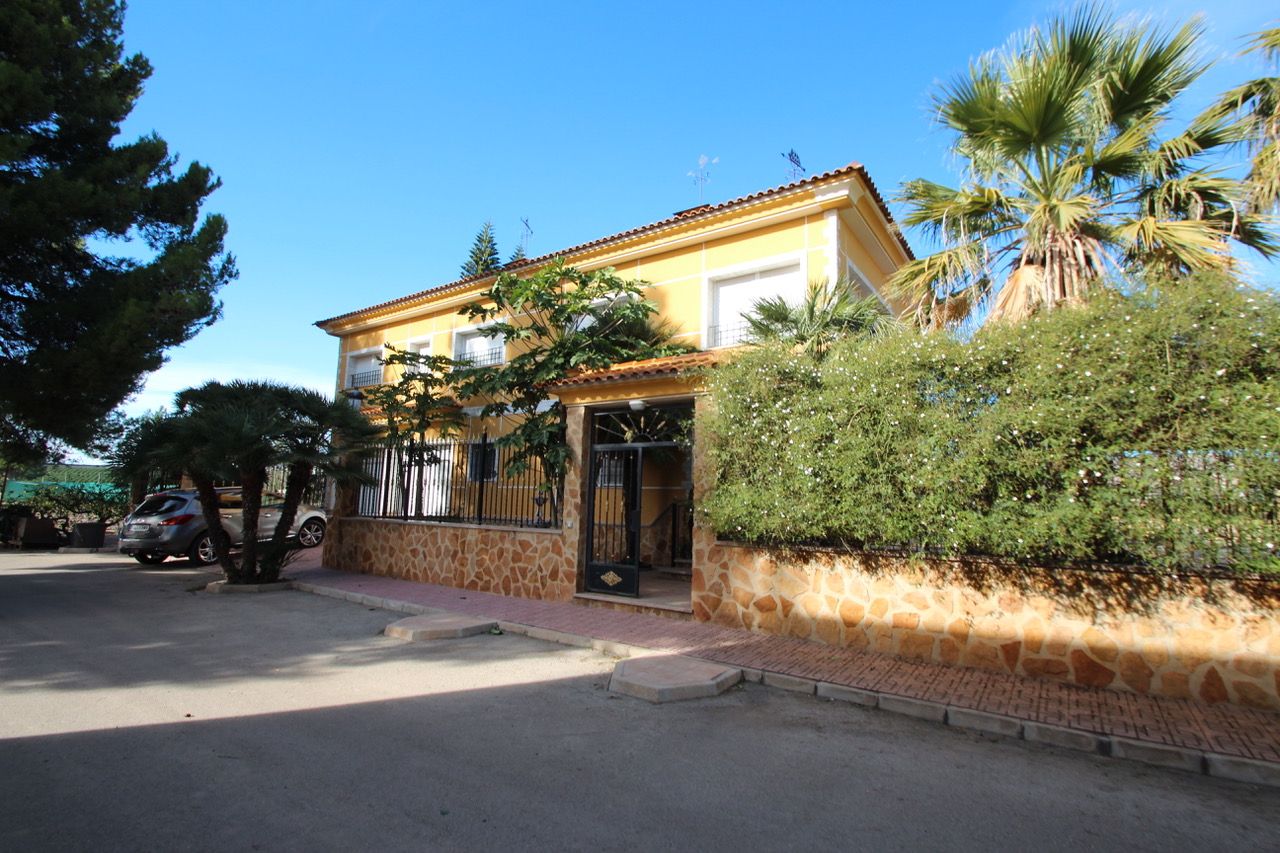 Vista exterior de Finca rústica en venda en Orihuela amb Jardí privat