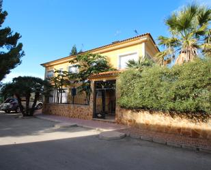Vista exterior de Finca rústica en venda en Orihuela amb Jardí privat