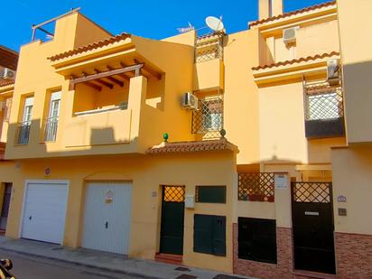 Vista exterior de Casa adosada en venda en Armilla amb Aire condicionat, Terrassa i Balcó