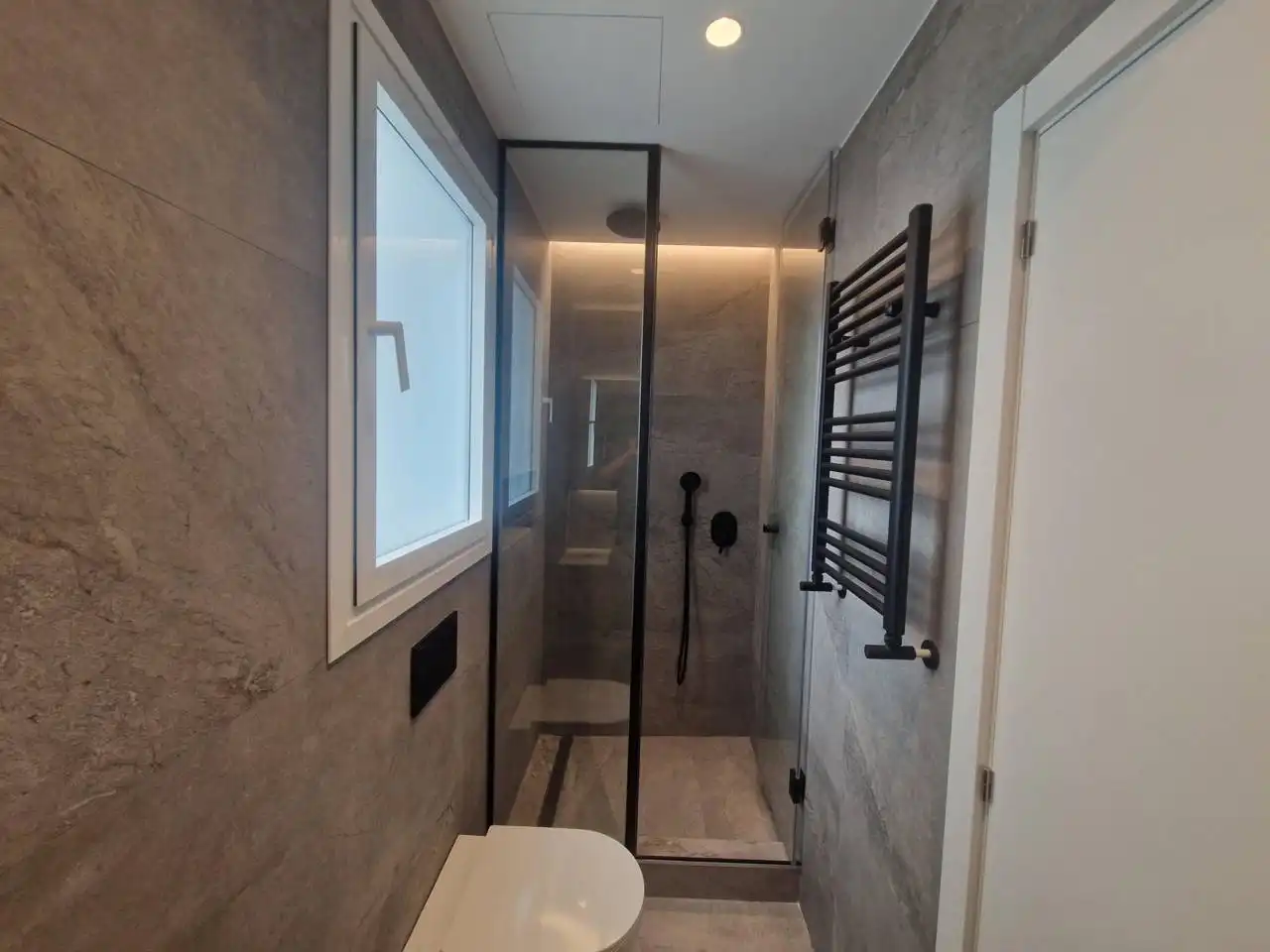 Badezimmer von Wohnung zum Verkauf in Madrid mit Klimaanlage, Heizung und Terrasse