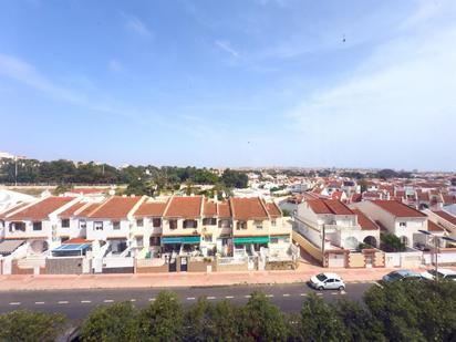 Vista exterior de Apartament en venda en Torrevieja amb Terrassa, Piscina i Moblat