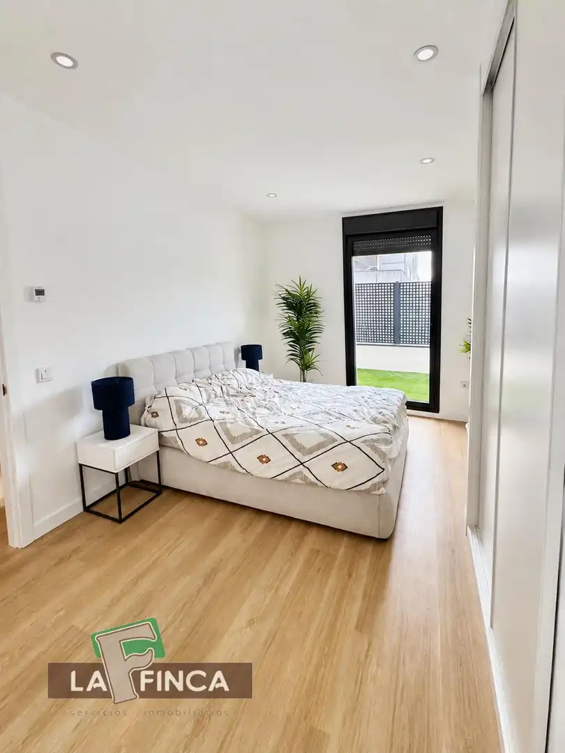 Habitación de Piso en venta en Oviedo  con Calefacción, Parquet y Terraza