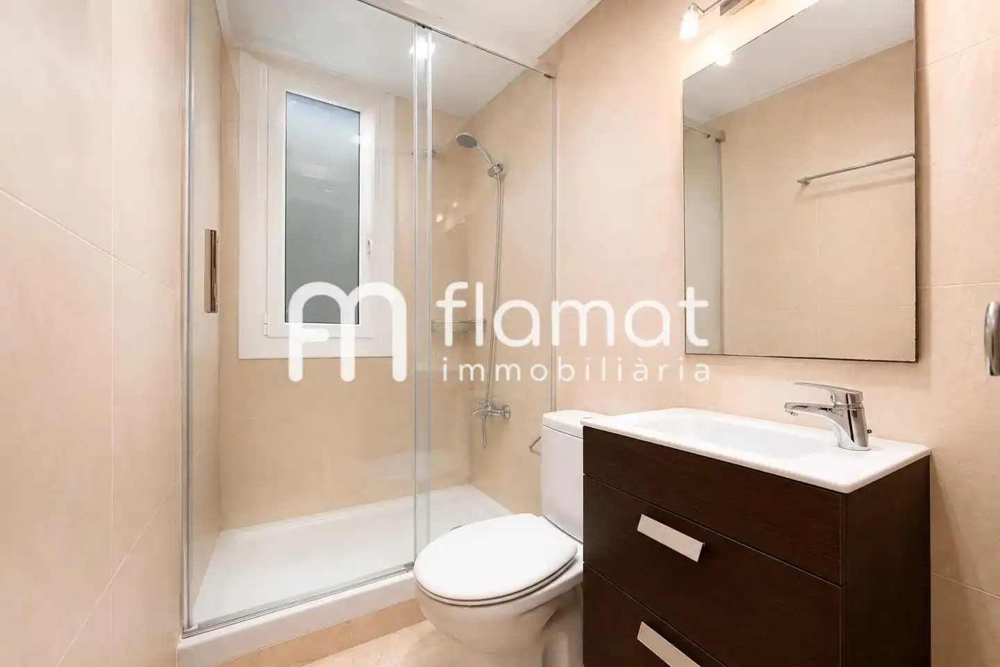 Bathroom of Flat for sale in Barcelona