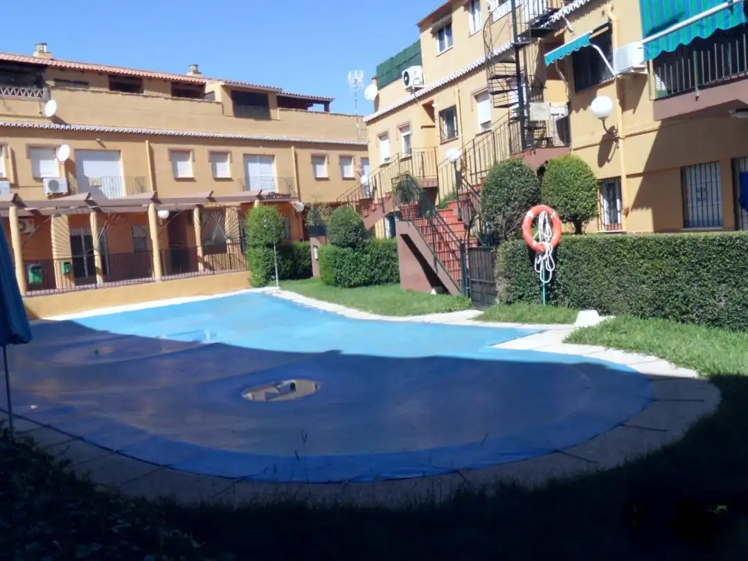 Piscina de Piso en venta en La Zubia Ciudad