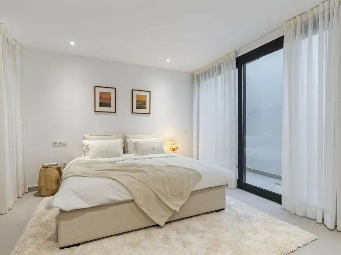 Dormitori de Casa o xalet de lloguer en Estepona amb Aire condicionat, Jardí privat i Terrassa