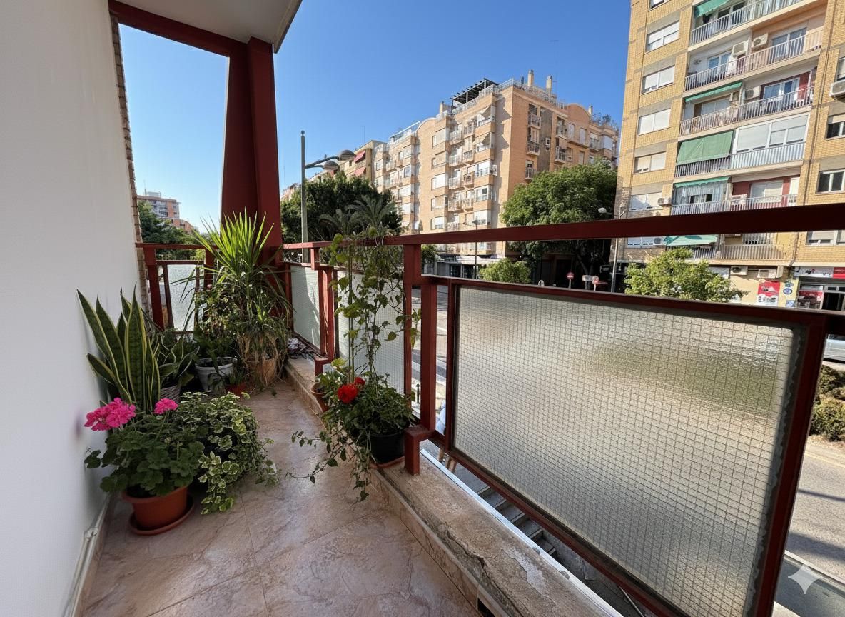 Vista exterior de Pis en venda en  Valencia Capital amb Aire condicionat i Balcó