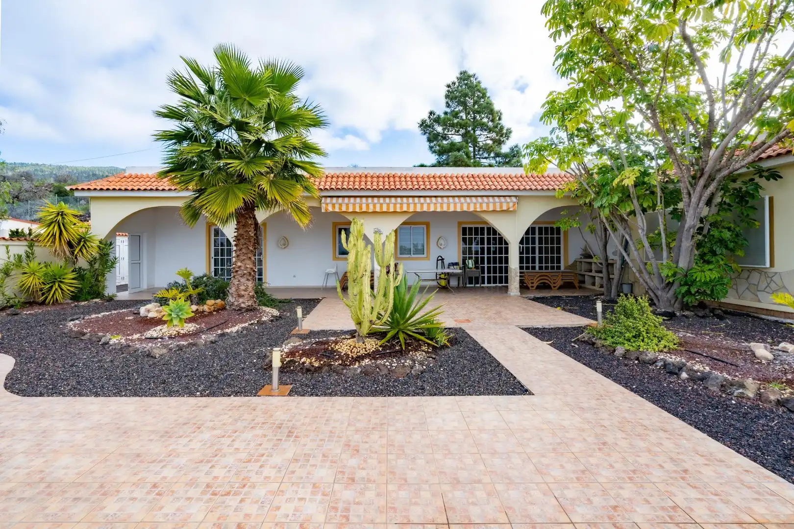 Vista exterior de Casa o xalet en venda en Guía de Isora amb Calefacció, Jardí privat i Moblat