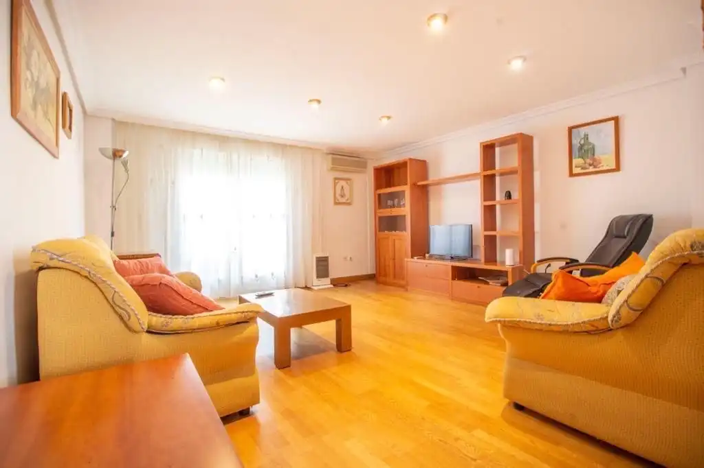 Sala d'estar de Pis de lloguer en Torrevieja amb Aire condicionat, Calefacció i Terrassa