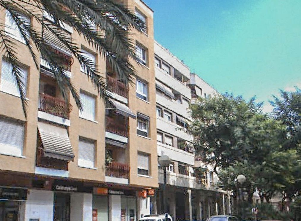 Vista exterior de Pis en venda en Reus amb Calefacció, Balcó i Alarma