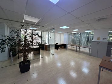 Oficina amb ascensor de lloguer a Calle Corts