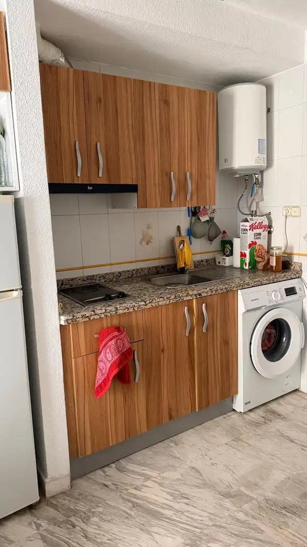 Cuina de Pis de lloguer en Granada amb Moblat i Balcó