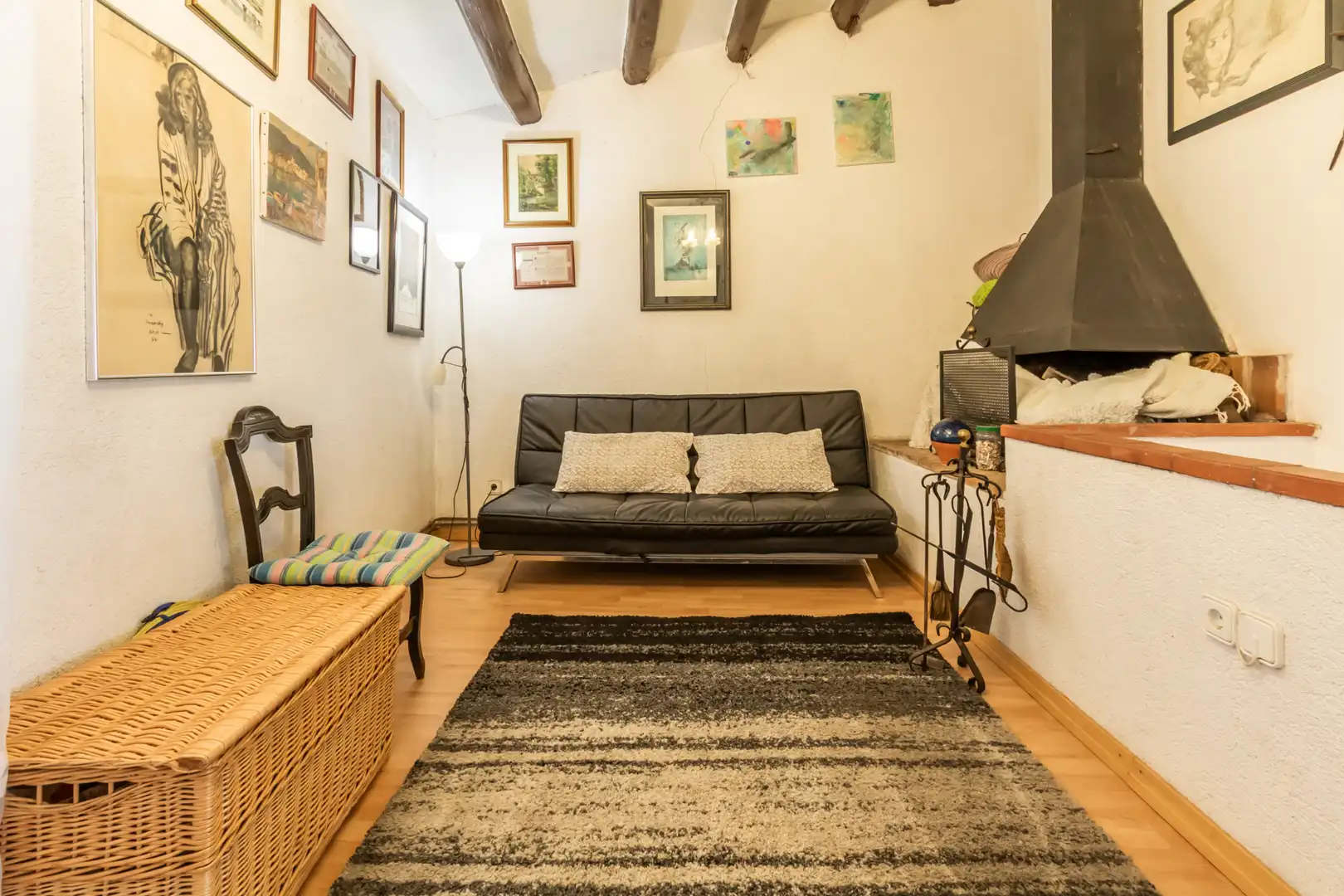 Wohnzimmer von Einfamilien-Reihenhaus zum Verkauf in Cadaqués mit Klimaanlage und Heizung