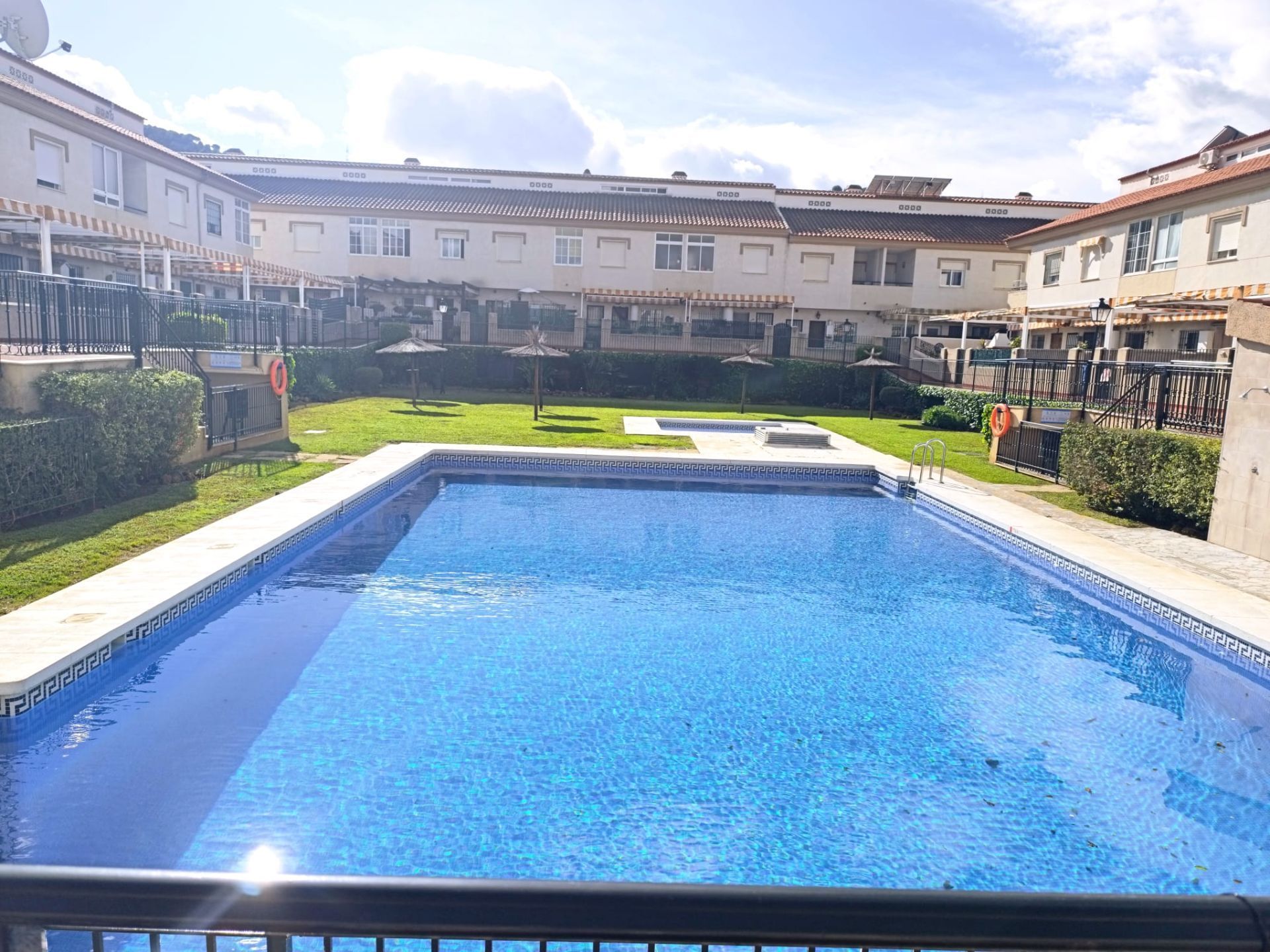 Piscina de Casa adosada en venda en Alhaurín de la Torre amb Aire condicionat, Calefacció i Terrassa