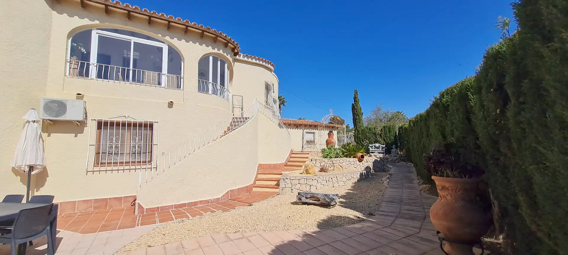 Außenansicht von Haus oder Chalet zum Verkauf in Calpe / Calp mit Klimaanlage, Privatgarten und Abstellraum