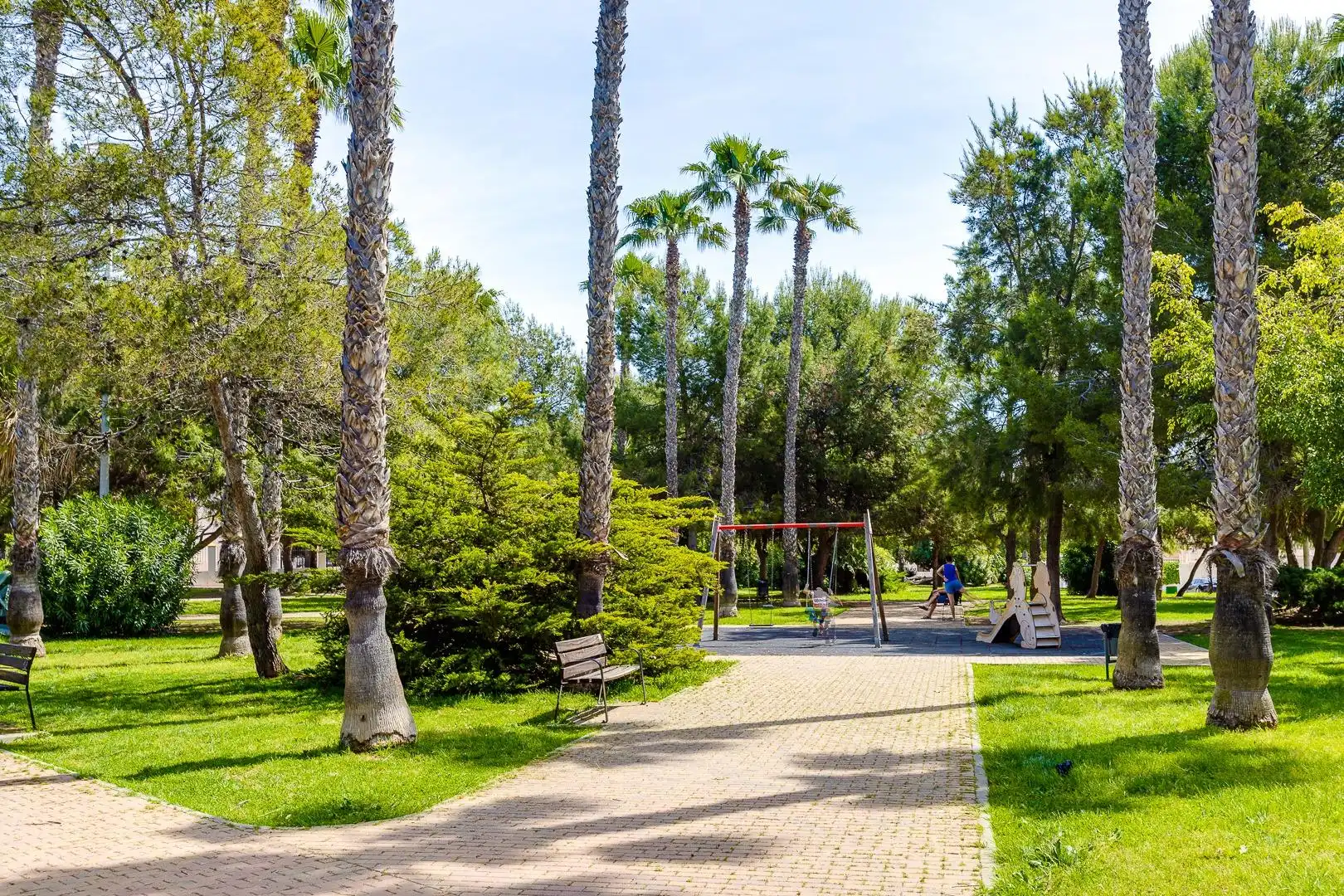 Vista exterior de Casa o xalet en venda en Torrevieja amb Aire condicionat, Jardí privat i Terrassa