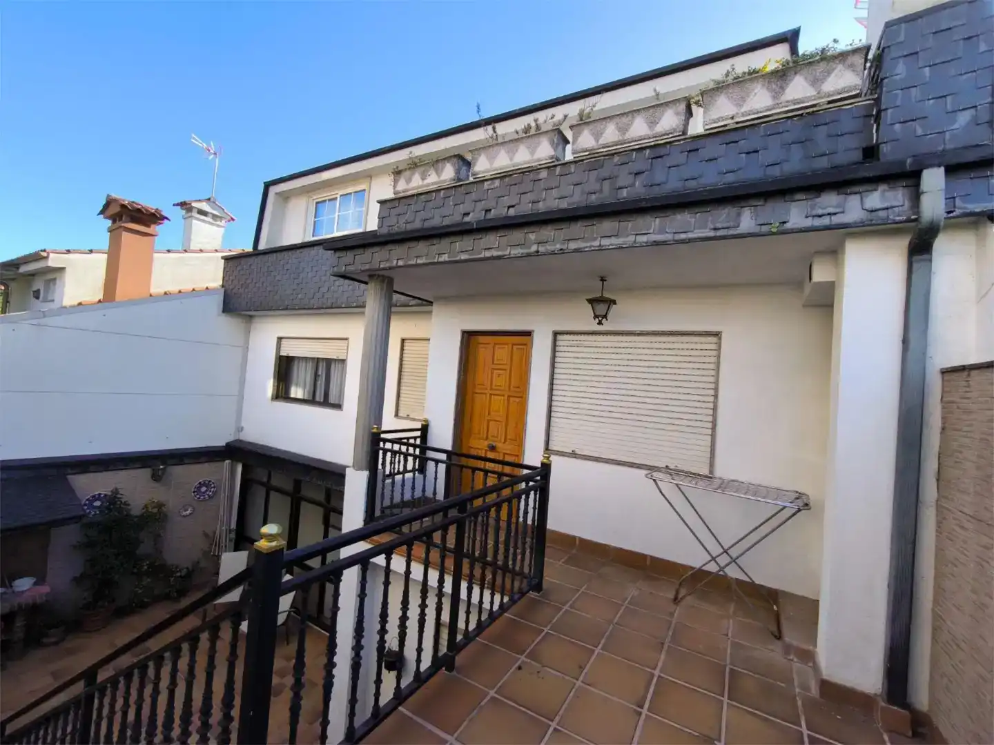 Vista exterior de Casa adosada en venta en Vigo  con Parquet, Trastero y Amueblado