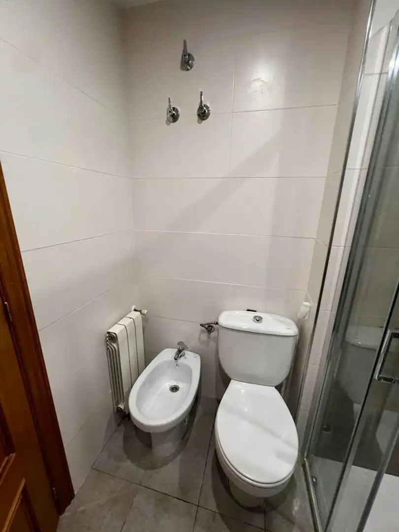 Bathroom of Flat for share in Valencia  with Heating, Washing machine and TV
