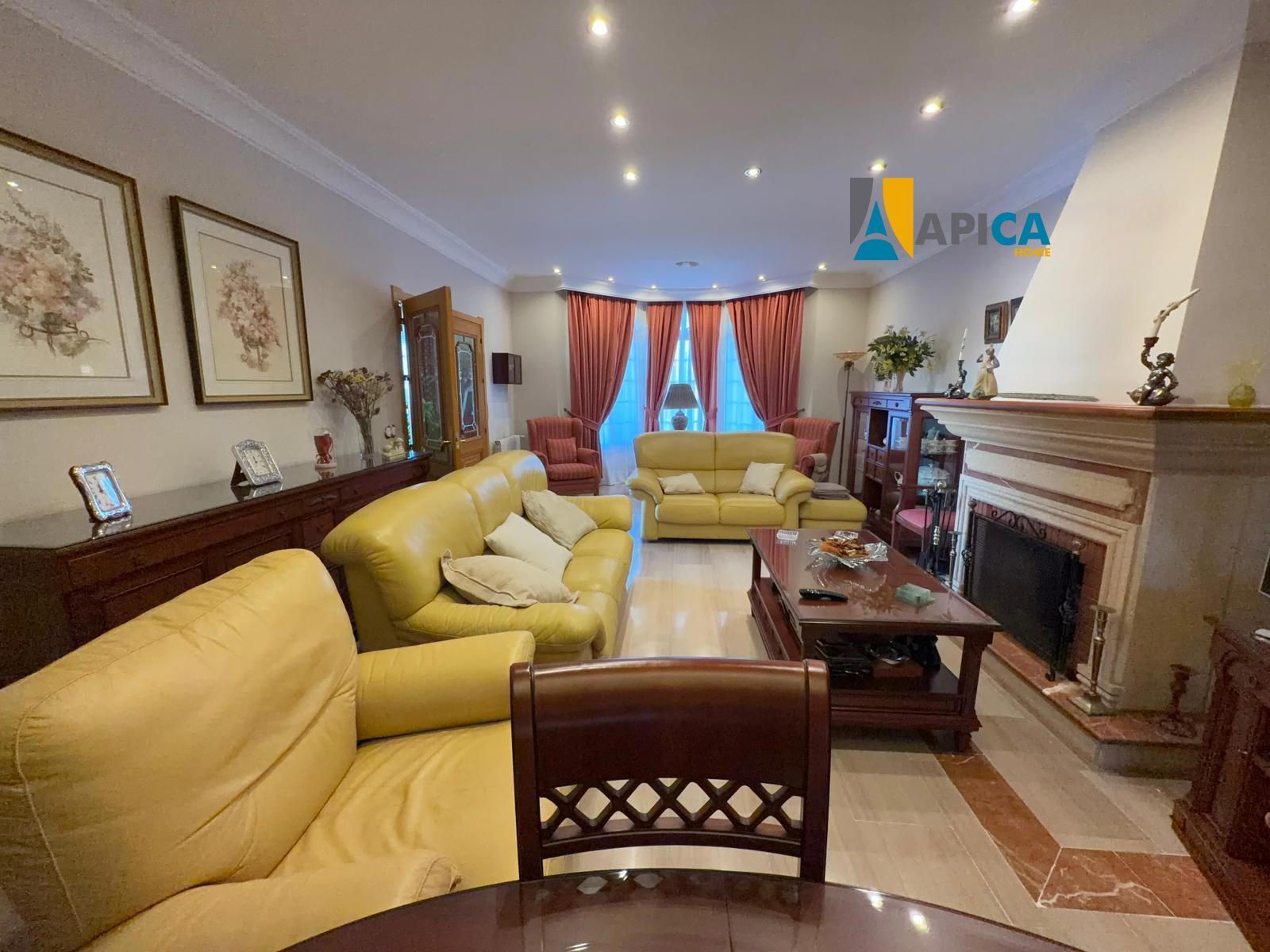 Sala d'estar de Casa o xalet en venda en La Línea de la Concepción amb Aire condicionat, Calefacció i Jardí privat