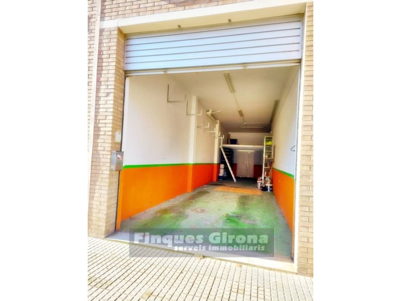 Premises for sale in Salt