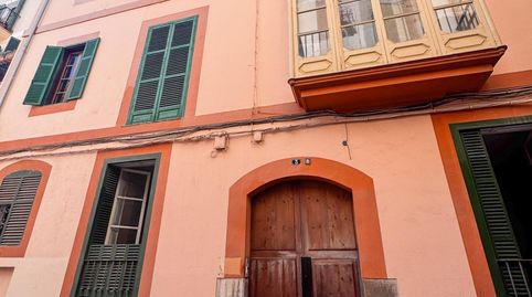 Una joya rara en el corazón de Palma  Casa de pueblo histórica con oasis en el jardín..Precio de compra 2.700.000..Descubra un ref