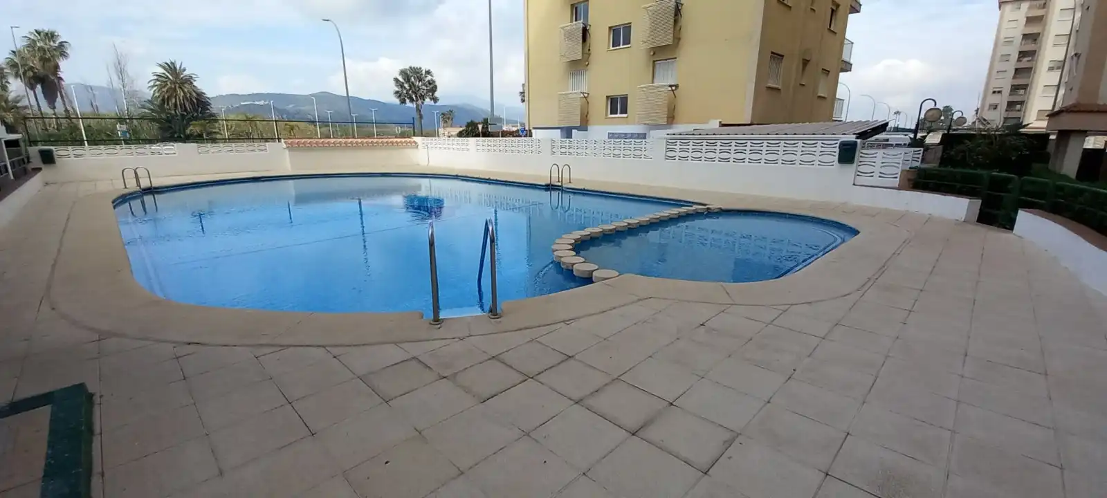Piscina de Apartamento de alquiler en Gandia con Aire acondicionado, Calefacción y Amueblado