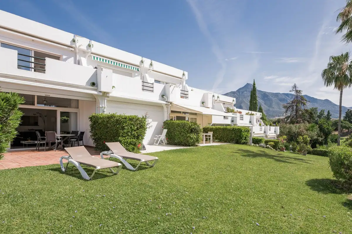 Jardí de Casa adosada en venda en Marbella amb Aire condicionat, Jardí privat i Terrassa