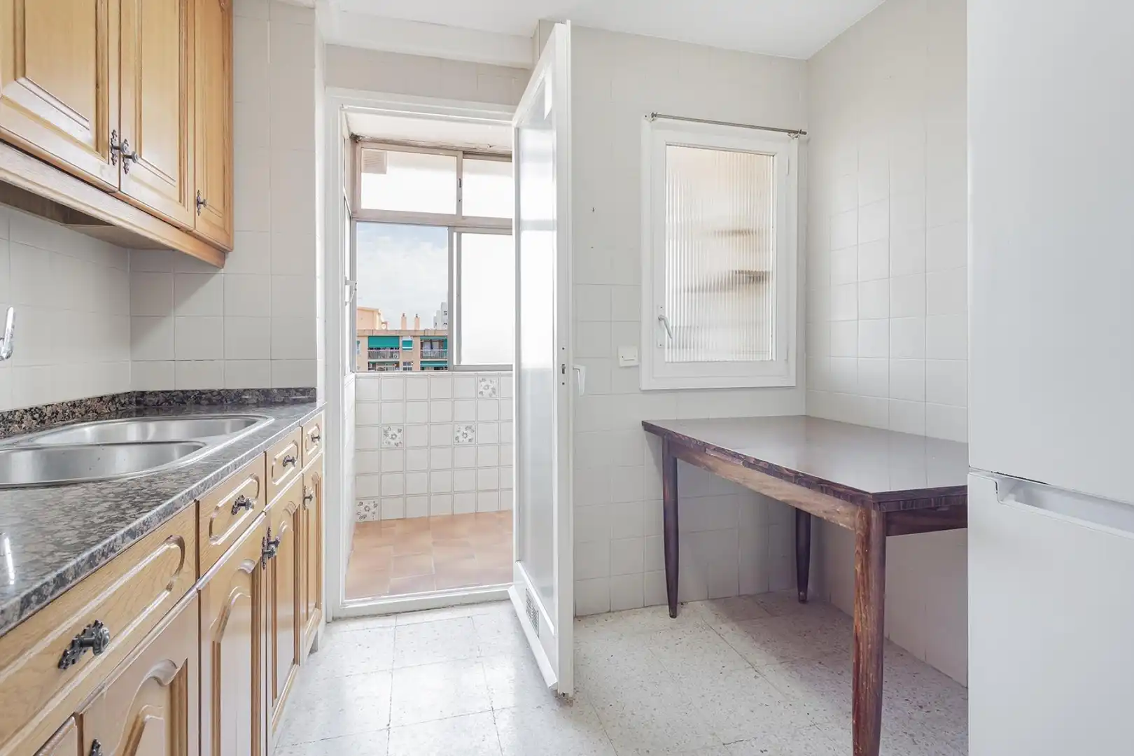Küche von Wohnung zum Verkauf in Barcelona mit Heizung, Terrasse und Balkon