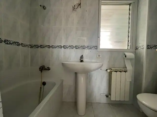 Badezimmer von Wohnung zum Verkauf in Salt mit Heizung