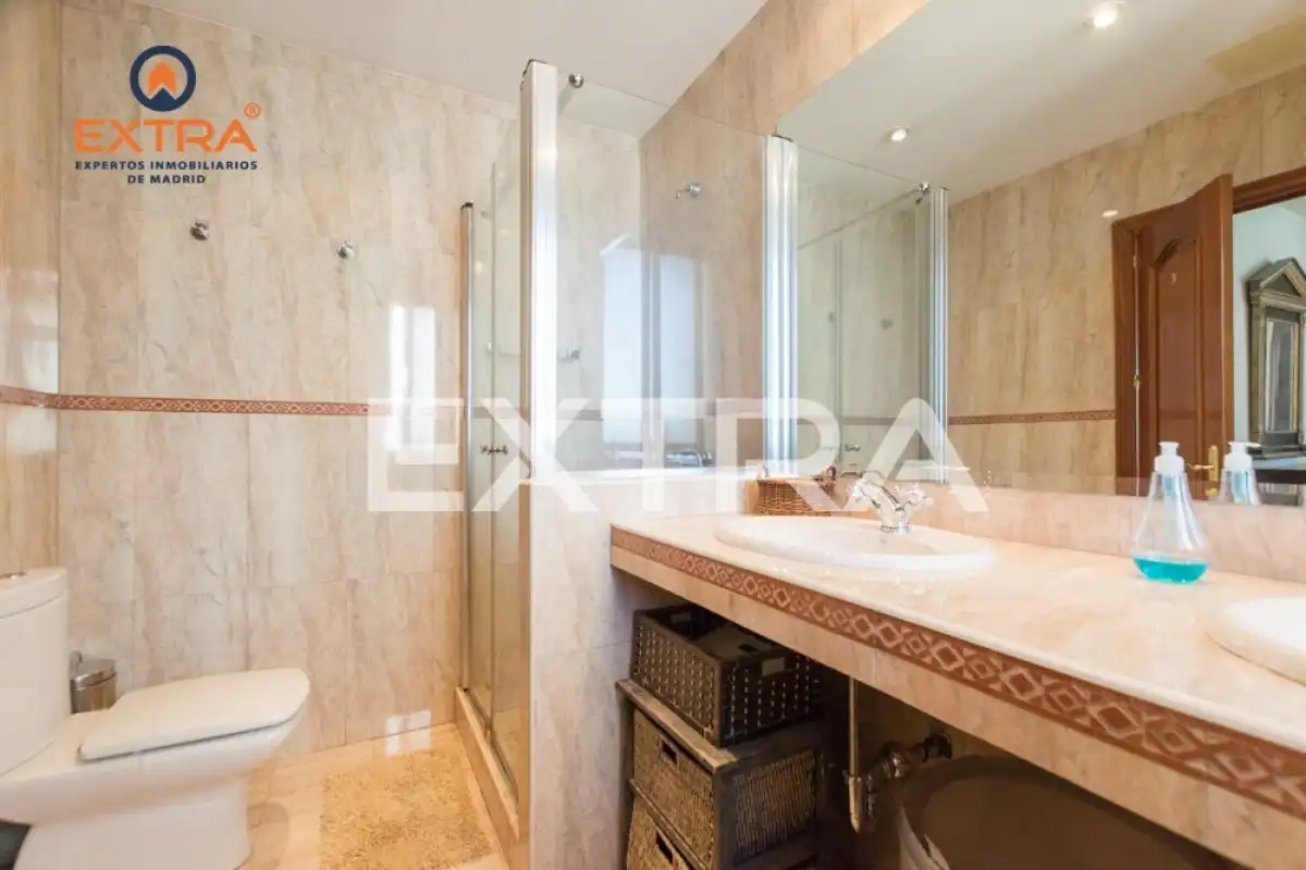 Badezimmer von Wohnung zur Miete in Madrid mit Klimaanlage, Heizung und Parkett