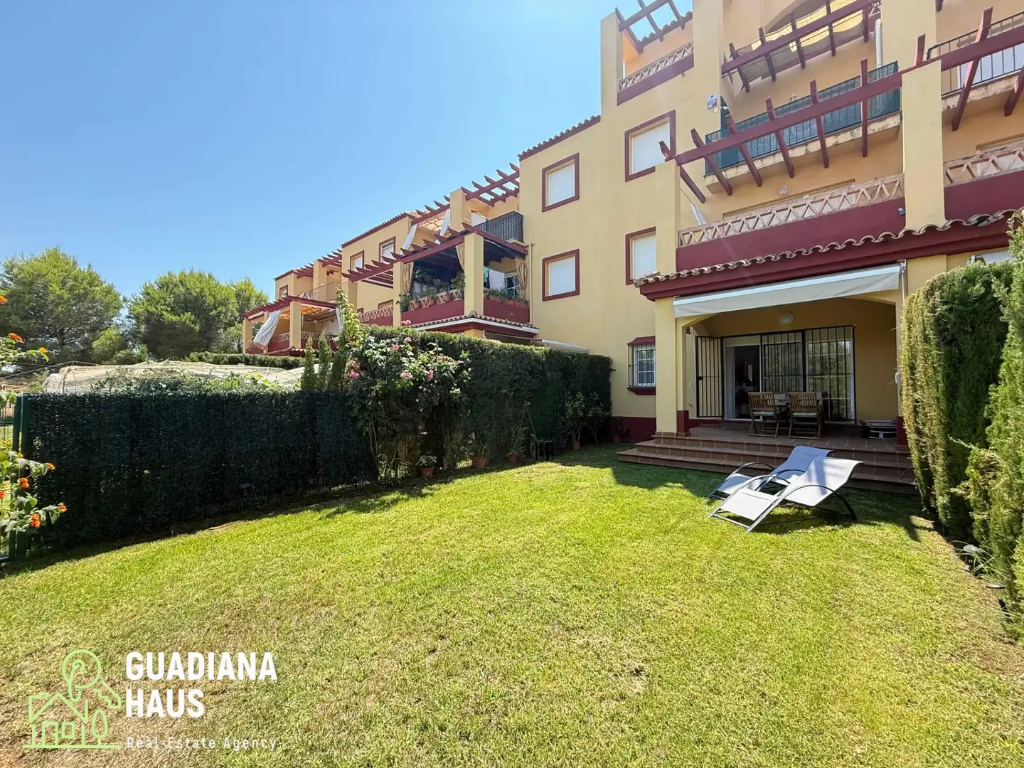 Außenansicht von Wohnungen zum Verkauf in Ayamonte mit Privatgarten, Terrasse und Gemeinschaftspool