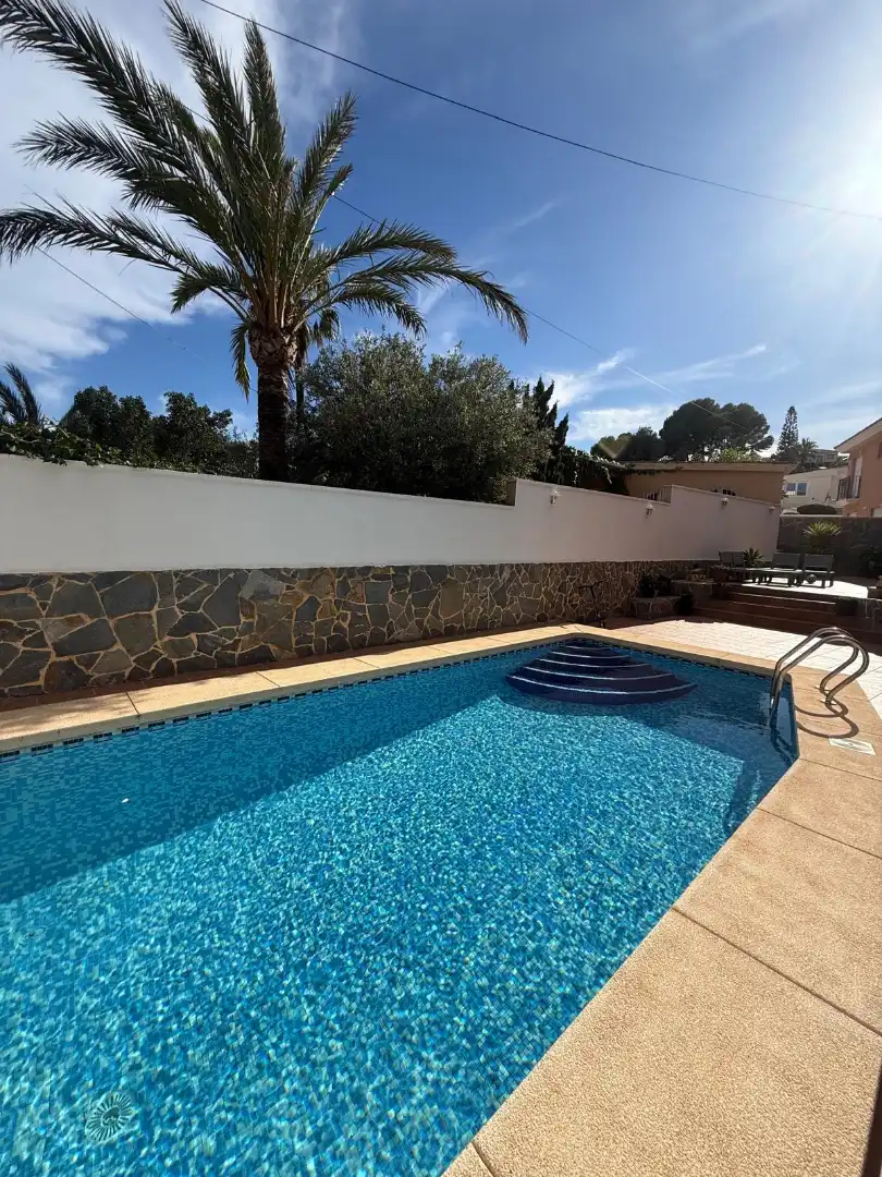 Schwimmbecken von Einfamilien-Reihenhaus zum Verkauf in L'Alfàs del Pi mit Klimaanlage, Privatgarten und Terrasse