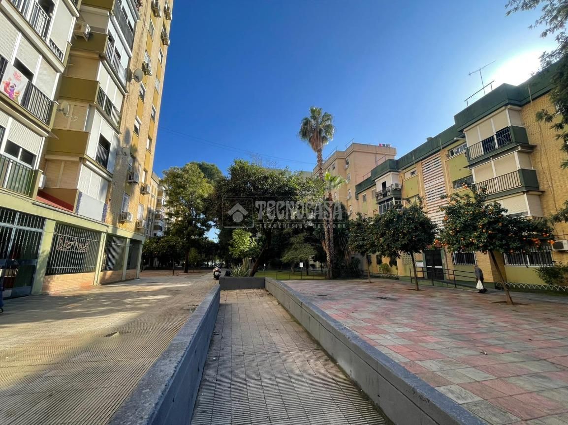 Vista exterior de Piso en venta en  Sevilla Capital con Aire acondicionado
