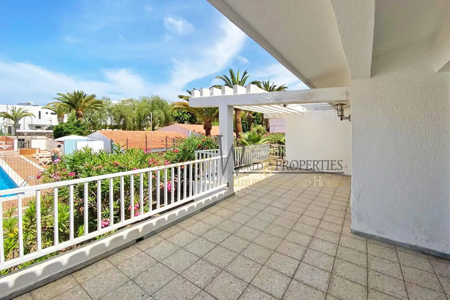 Vista exterior de Apartament en venda en Adeje amb Terrassa i Piscina comunitària