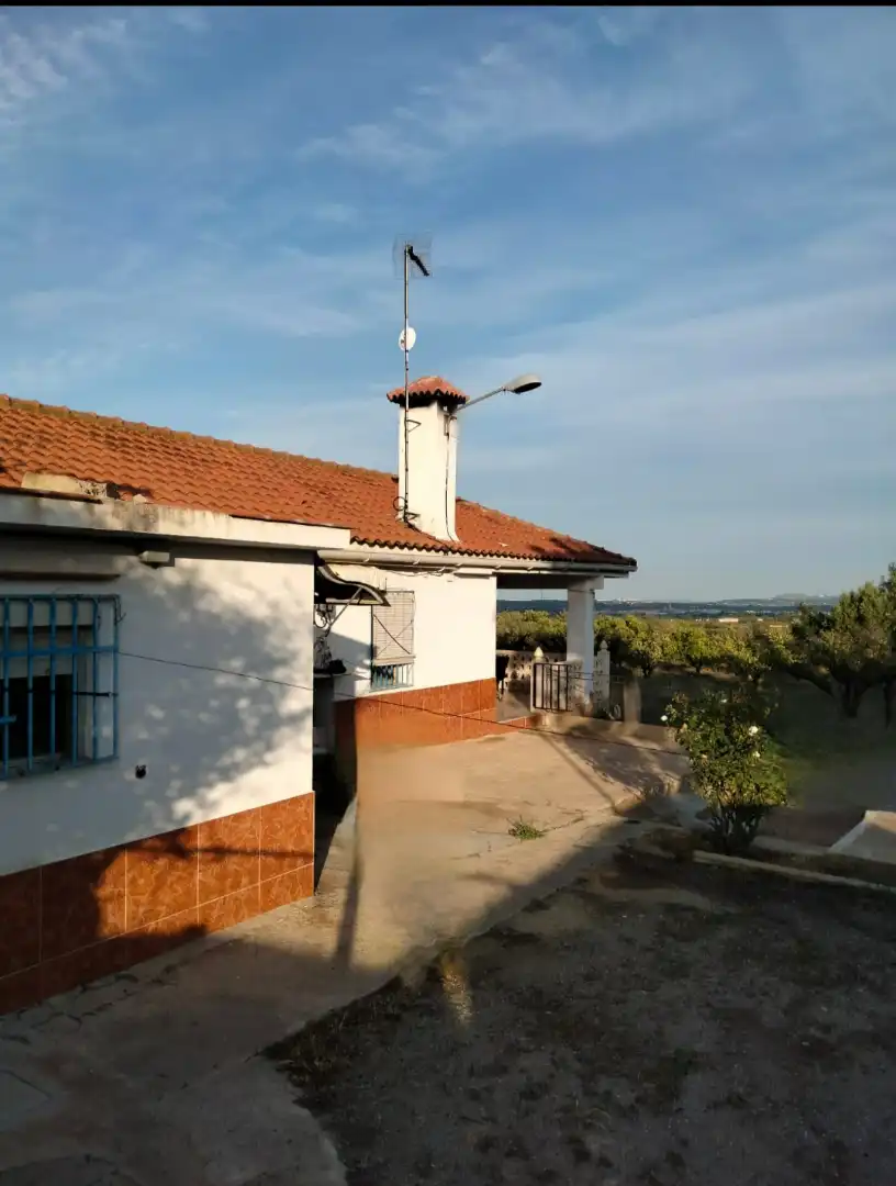 Vista exterior de Casa o xalet en venda en Cheste amb Jardí privat i Alarma