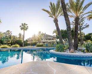 Piscina de Dúplex en venda en Marbella amb Aire condicionat, Terrassa i Moblat