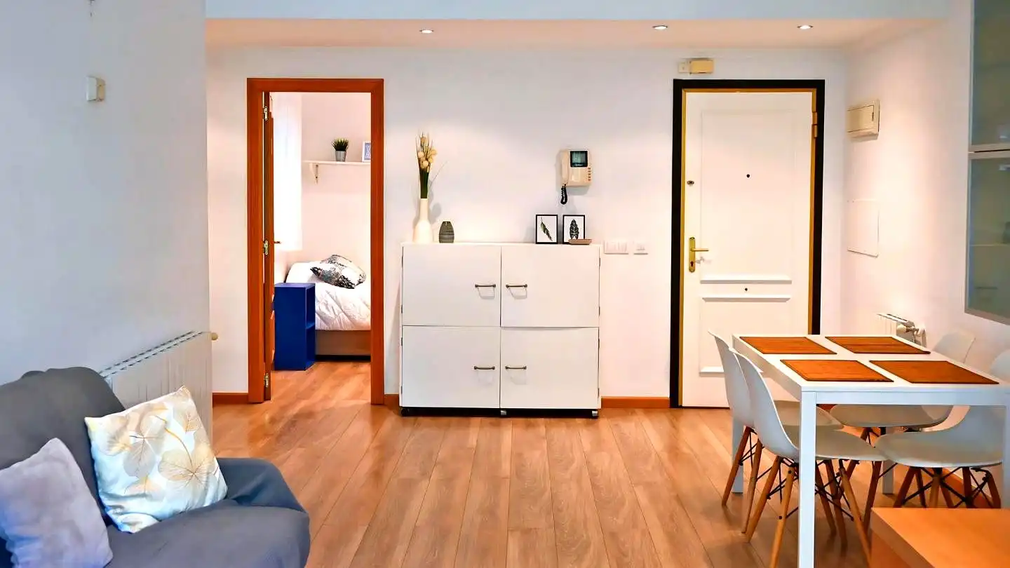 Dormitori de Apartament de lloguer en Valencia amb Aire condicionat, Moblat i Balcó