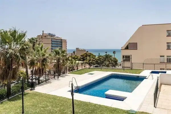 Piscina de Piso en venta en Benalmádena con Terraza, Trastero y Balcón