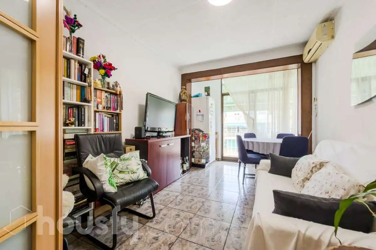 Sala d'estar de Pis en venda en Barcelona amb Aire condicionat i Balcó