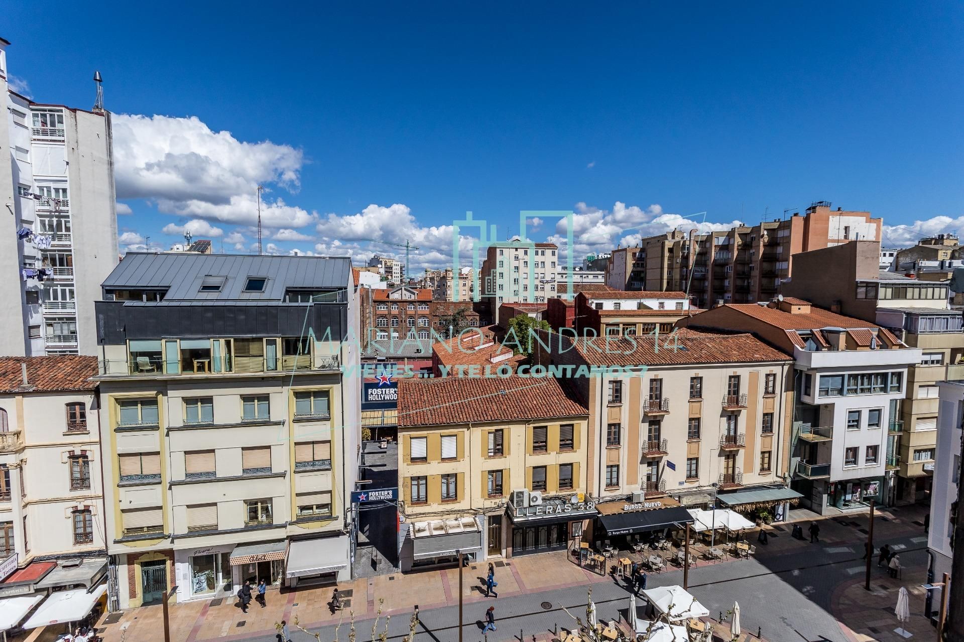 Vista exterior de Pis en venda en León Capital  amb Calefacció, Terrassa i Traster