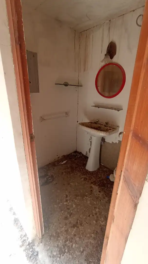 Baño de Finca rústica en venta en Camporrélls con Calefacción, Trastero y Amueblado