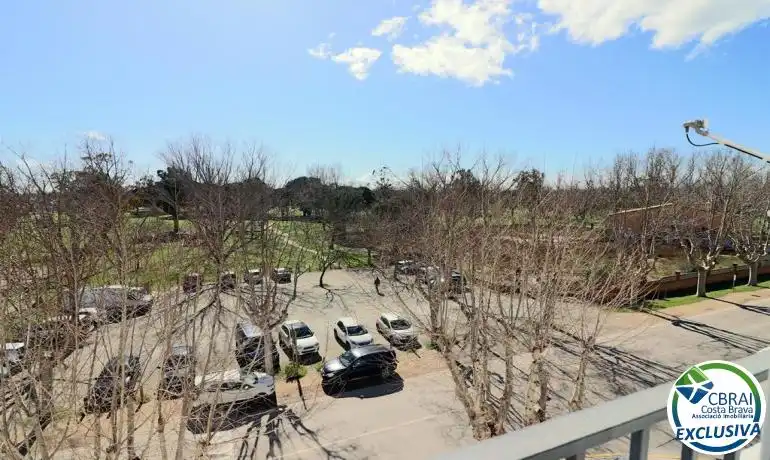 Parking de Apartamento en venta en Empuriabrava con Calefacción, Jardín privado y Piscina comunitaria