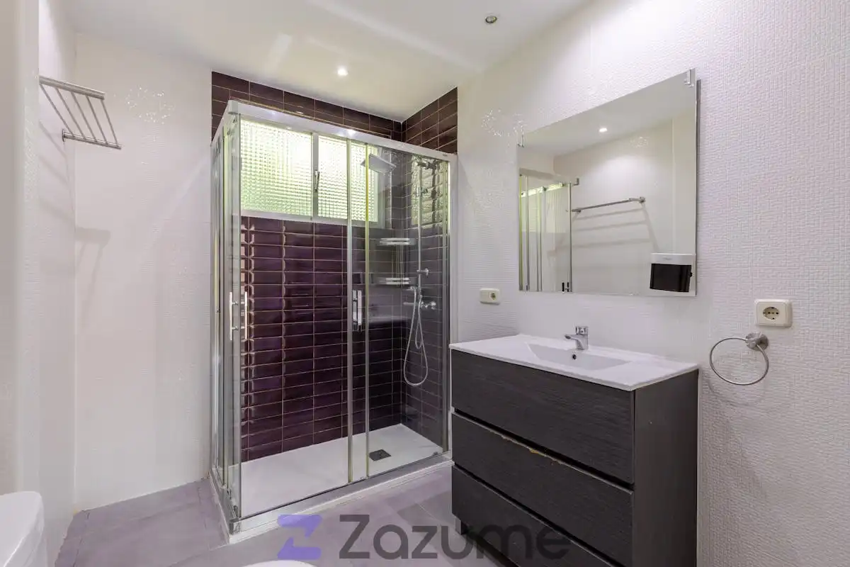 Badezimmer von Dachboden zur Miete in Madrid mit Klimaanlage, Heizung und Parkett