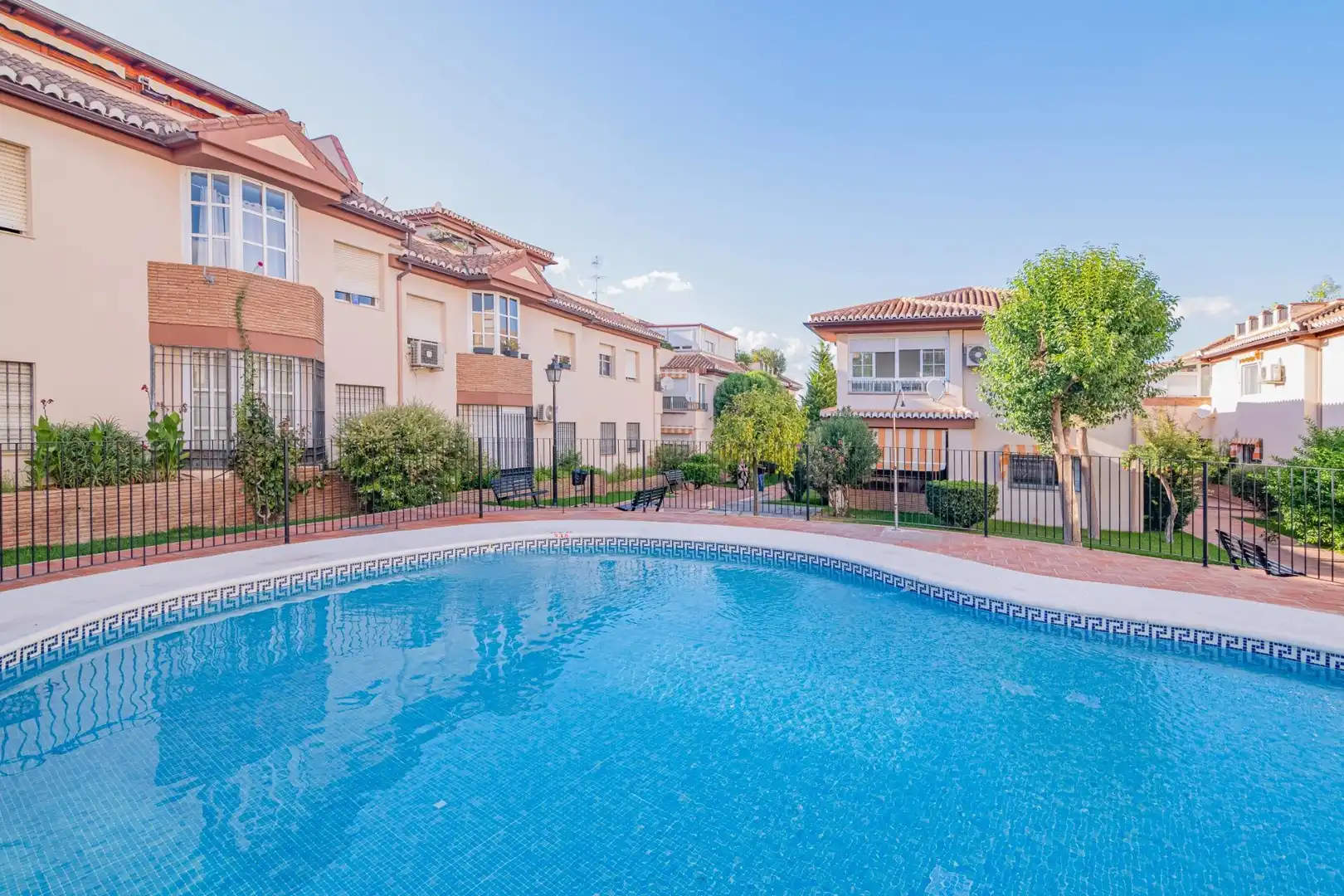 Schwimmbecken von Dachboden zum Verkauf in La Zubia mit Klimaanlage, Terrasse und Abstellraum