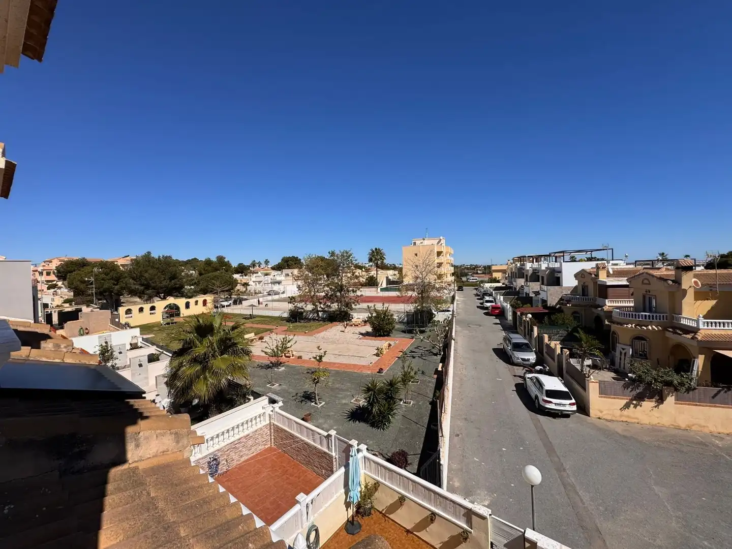 Vista exterior de Casa adosada en venda en Orihuela amb Terrassa, Traster i Balcó