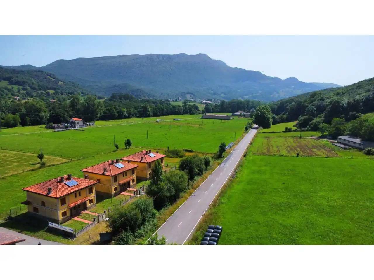 Vista exterior de Casa adosada en venta en Ruesga con Calefacción y Jardín privado