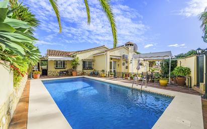 Vista exterior de Casa o xalet en venda en Mijas amb Aire condicionat, Terrassa i Piscina