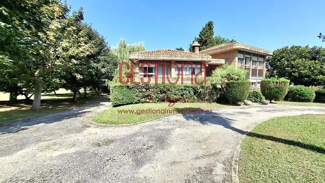 Vista exterior de Casa o xalet en venda en Medio Cudeyo amb Jardí privat